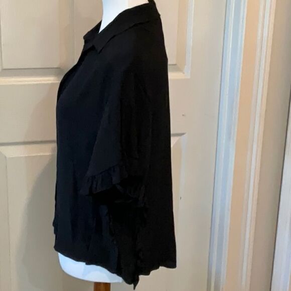 NWT Annabelle Shirt size M. But on front with ruffles - Picture 3 of 7